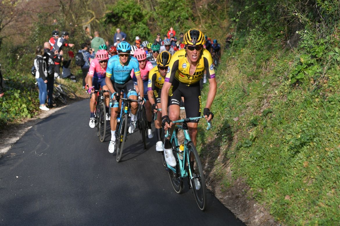 Jumbo-Visma lead the way in the final kilometres of stage 4