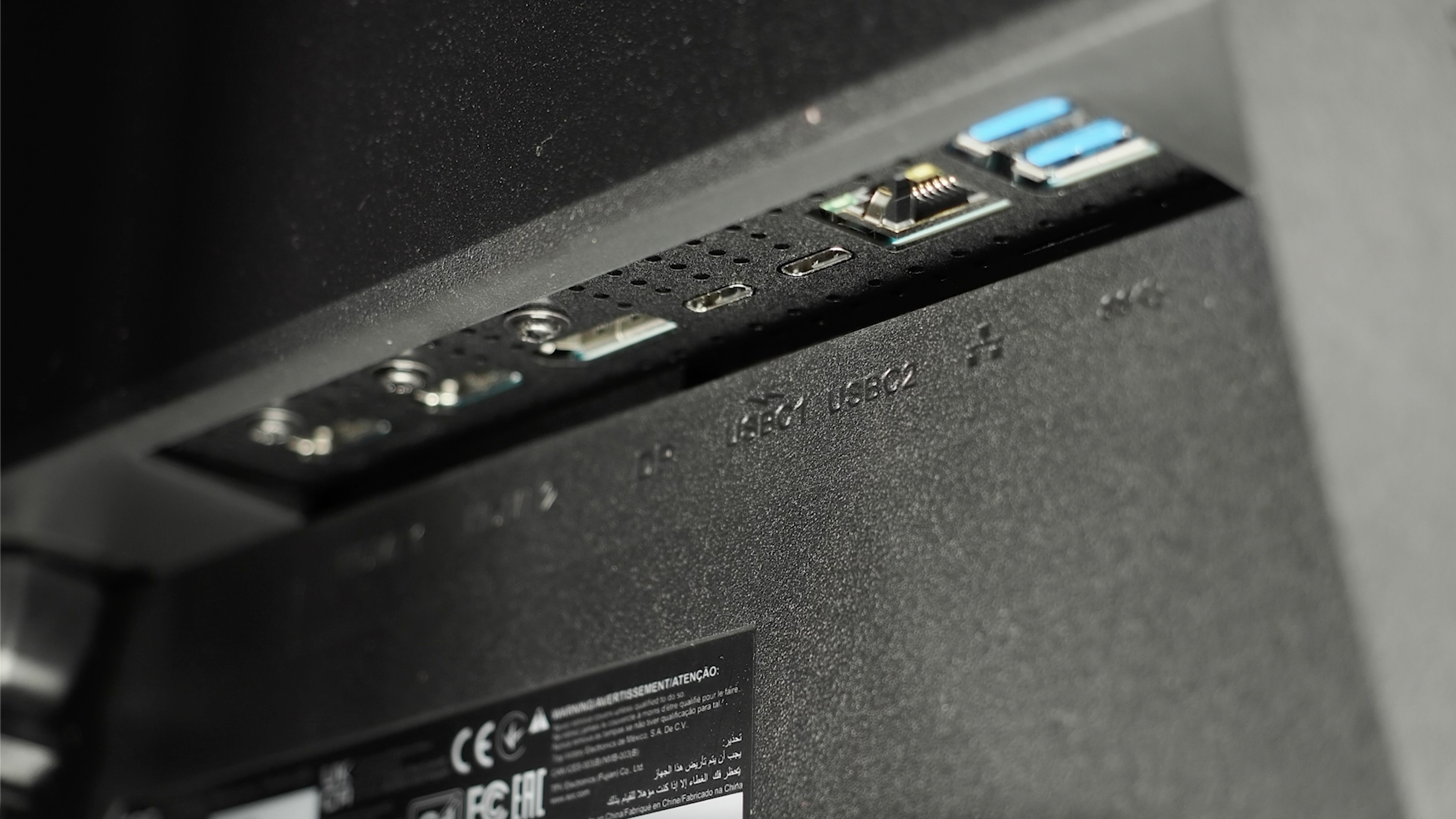 AOC U32U3CV monitor on a wooden surface