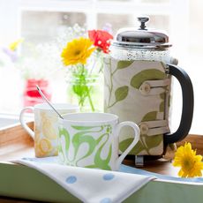 coffee pot with coffee mugs and flowers