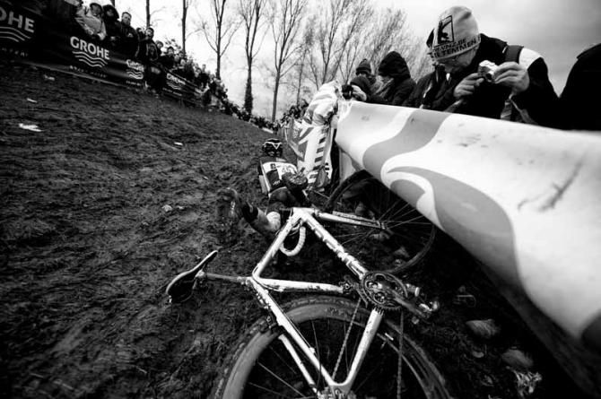 Kiwi, Alex Revell, crashes on the treacherous descent of the Koppenbergcross