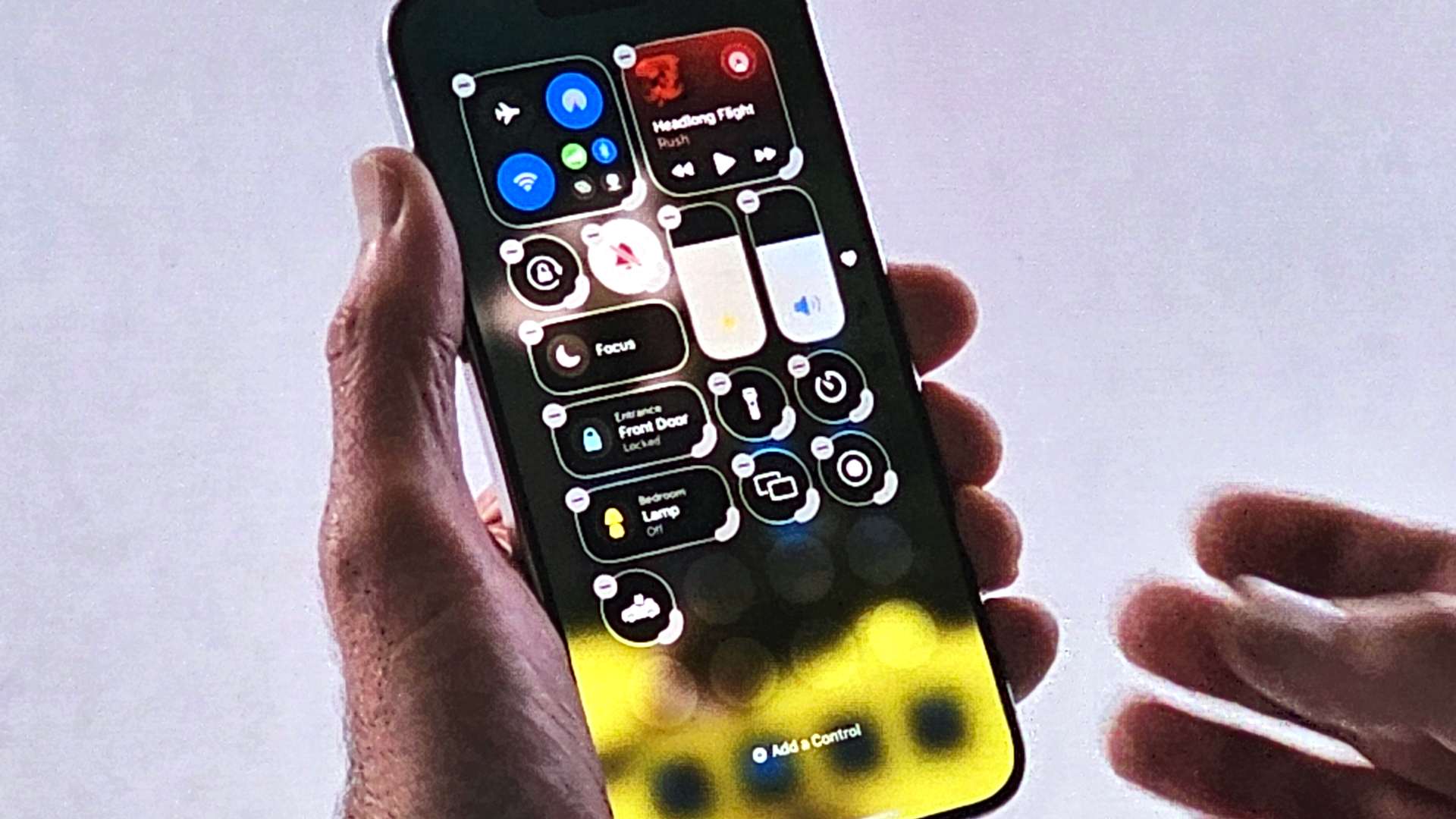 مرکز کنترل iOS 18