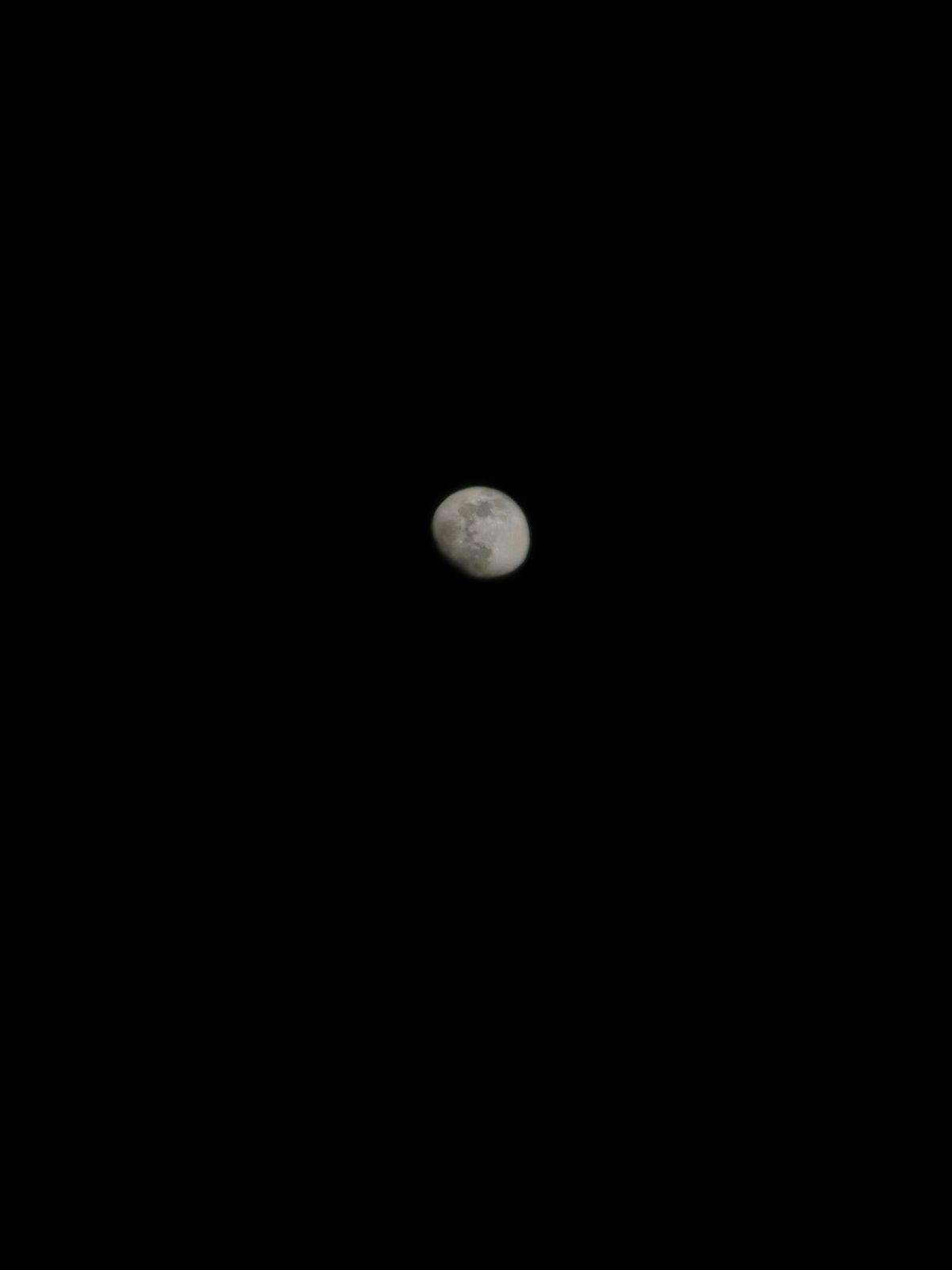 de maan met 10x zoom zondernachtmodus maar met de automatische filter "maan"