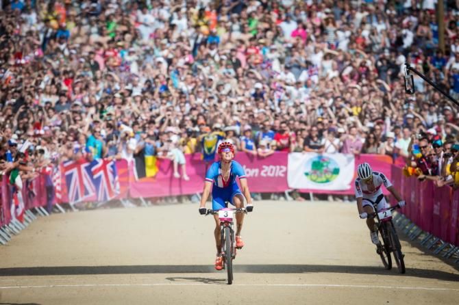Czech rider Jaroslav Kuhavy beats Swiss rider Nino Schurter in a sprint finish at the London 2012 Olympic mountain bike race.