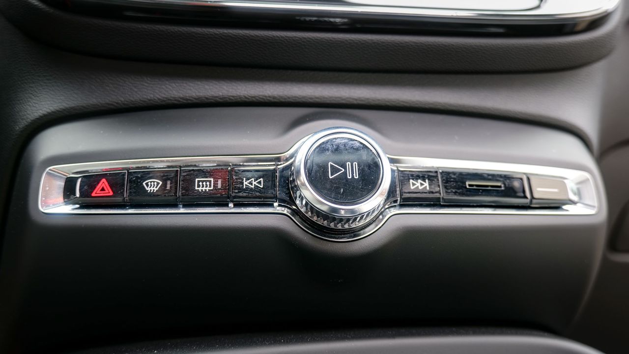 2025 Volvo EX40 Ultra Twin Motor test drive review.