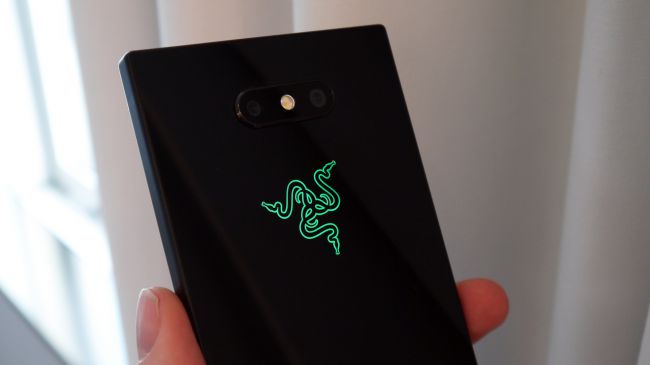 Logoet på bagsiden af Razer Phone 2. Foto: TechRadar