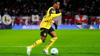 Jamie Gittens of Borussia Dortmund controls the ball during a match between RB Leipzig and Borussia Dortmund in March 2025