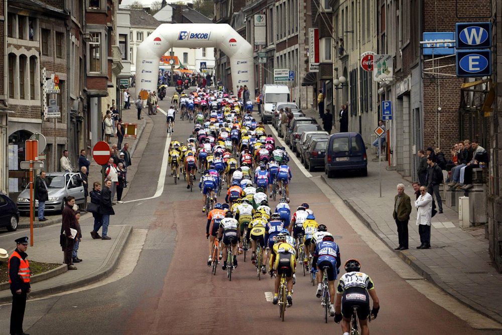 The peloton in the last kilometer before Mur de Huy in 2002.