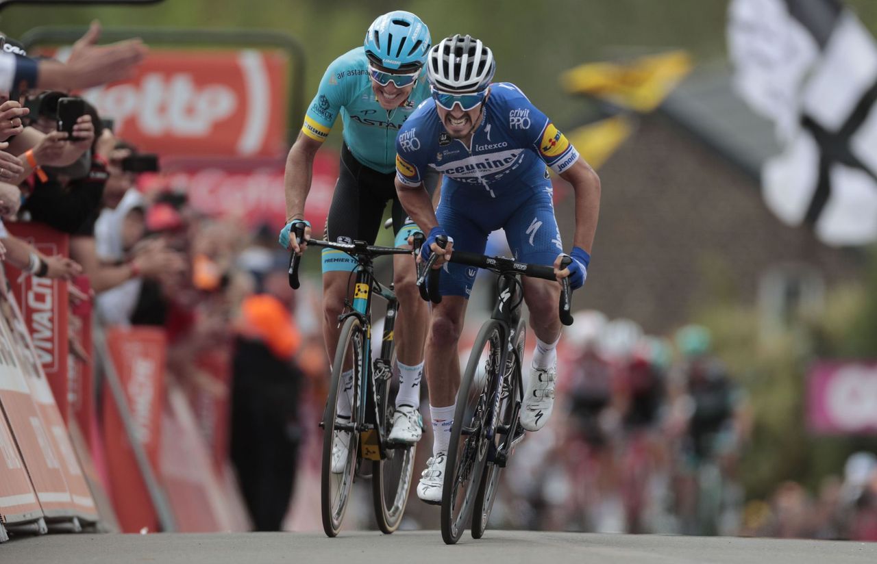 Julian Alaphilippe (Deceuninck-QuickStep) kicks for home. Jakob Fuglsang (Astana) puts up fierce resistance but will not overhaul him.