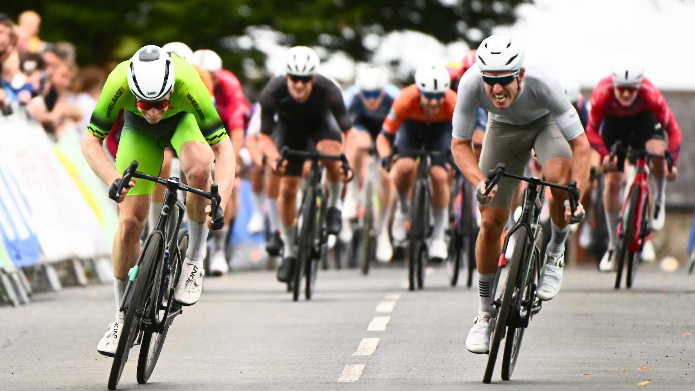 Tim Shoreman outsprints Ollie Wood to win the 2026 Beaumont Trophy