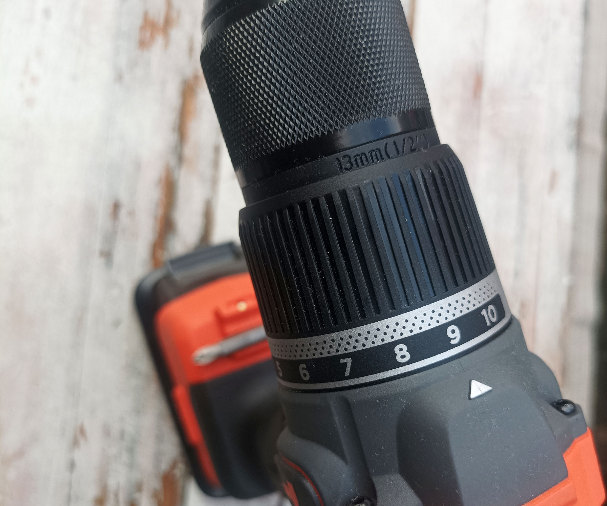 Close-up of Black &amp;amp; Decker BLD783 clutch positions on top of cordless drill