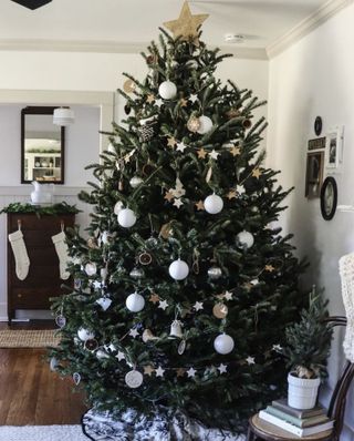 Neutral and minimalist Christmas tree