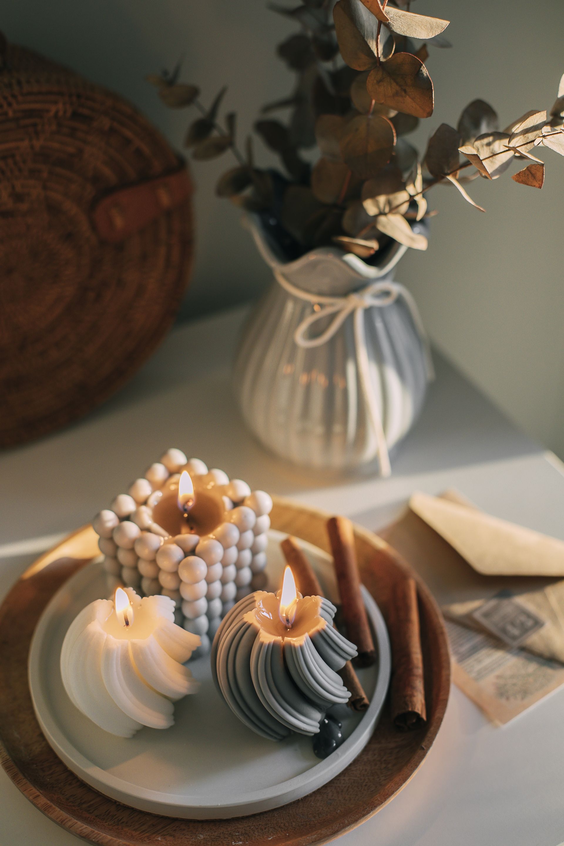 Μια επιλογή από κεριά σε ένα μικρό τραπέζι