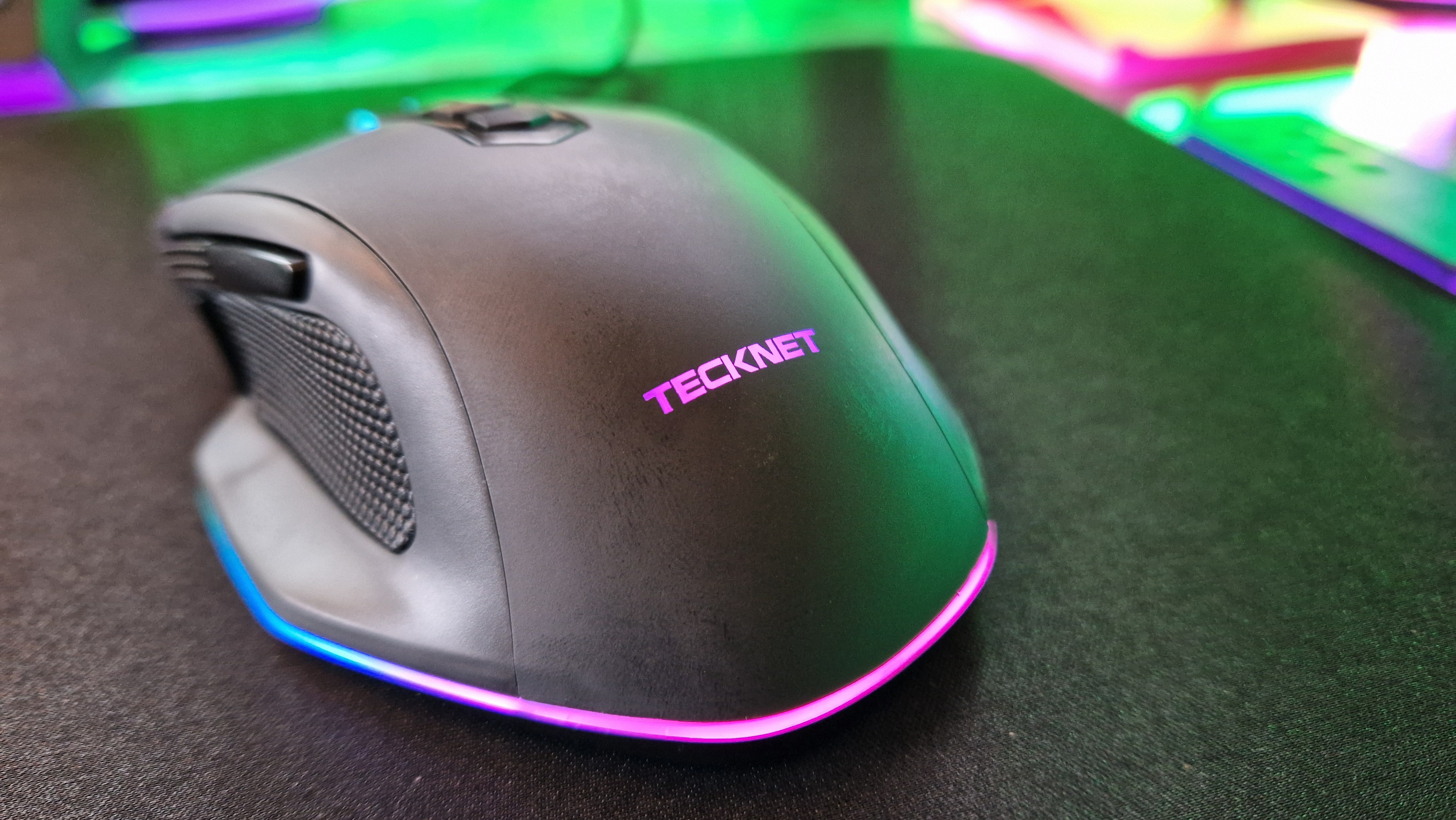 Tecknets RGB-Branding auf seiner Gaming-Maus