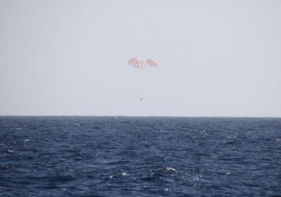 SpaceX&#039;s Dragon Cargo Capsule Just Before Splashdown