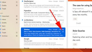 The Mail app in macos Ventura showing a reminder indicator next to an email in the inbox.