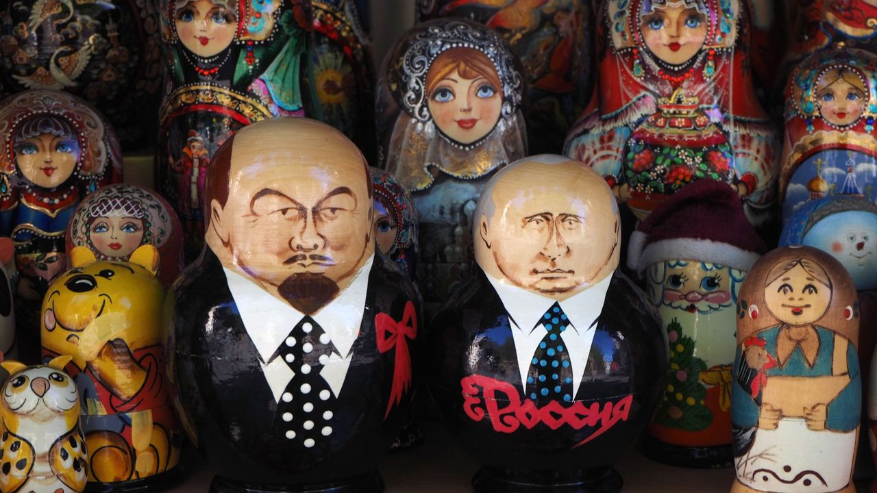 Russian dolls depicting Vladimir Lenin and Vladimir Putin