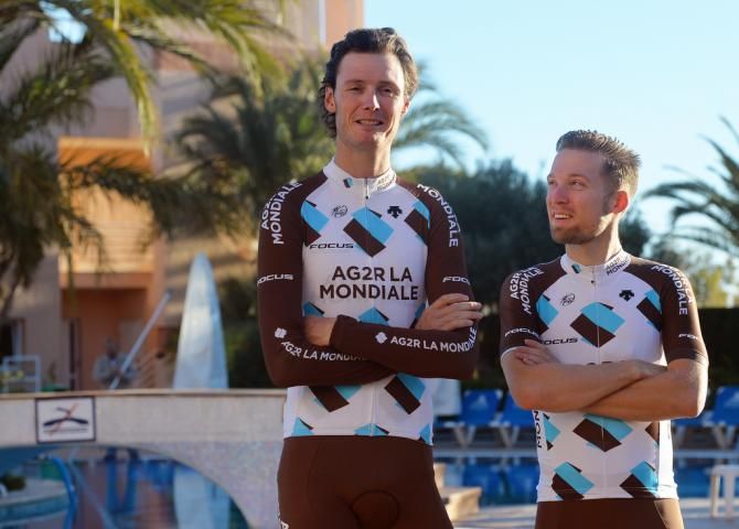 Jan Bakelants checks his height against that of the 1.97cm Johan Vansummer