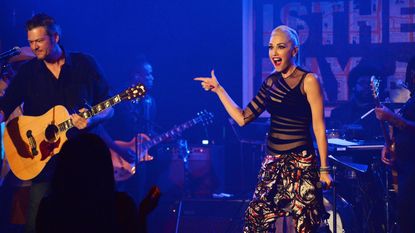 Watch Blake Shelton Surprise Gwen Stefani Onstage Video