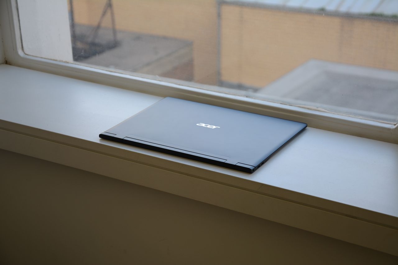 Acer Swift 7 (SF714-51T) closed