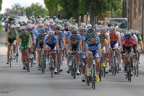 Saur Sojasun controls the peloton for overall leader Jeremie Galland.