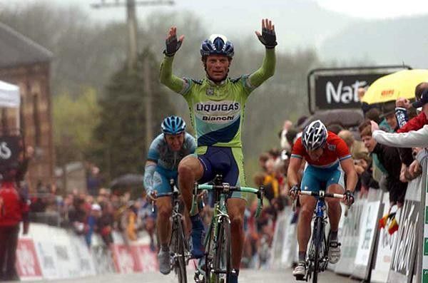 Danilo Di Luca (Liquigas) raises his arms in triumph