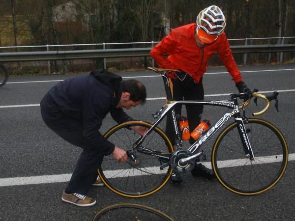 Samuel Sanchez needs help with his back wheel