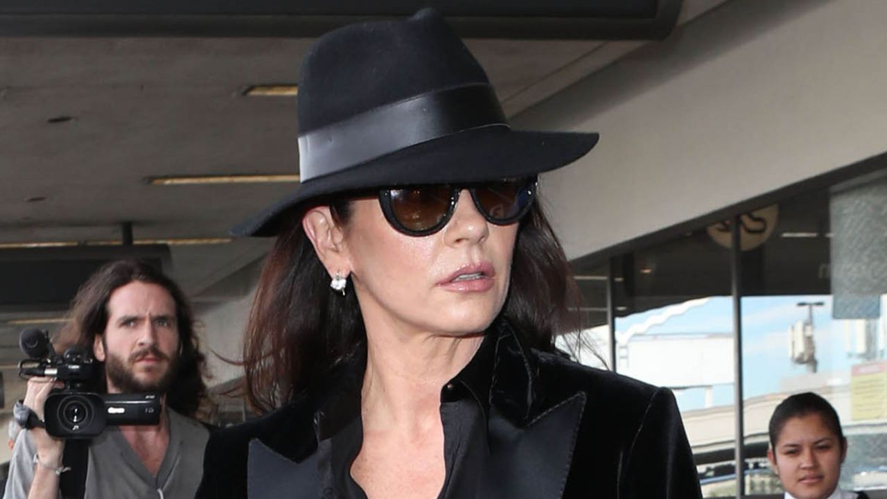 Catherine Zeta-Jones chic airport outfit