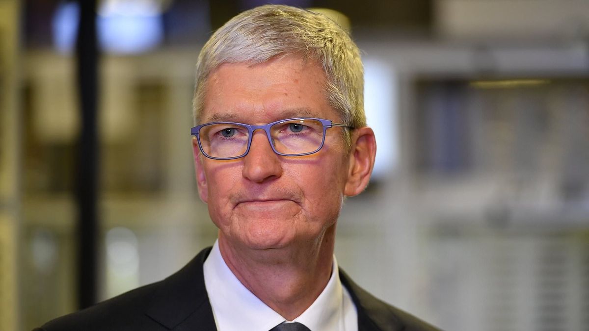 Apple has reportedly frozen hiring and delayed bonuses for those who remain in jobs all while suffering unprecedented losses at the executive level. A