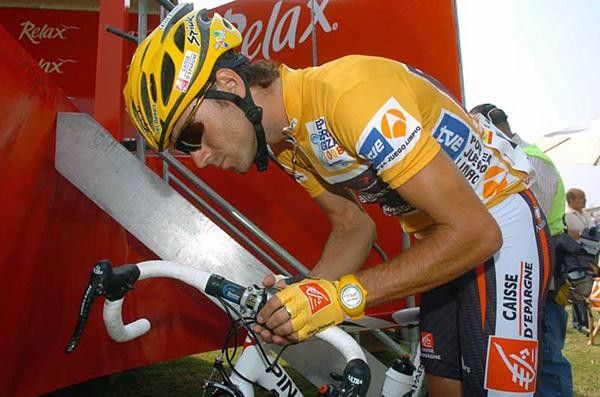 Alejandro Valverde (Caisse d'Epargne) makes sure things are perfect