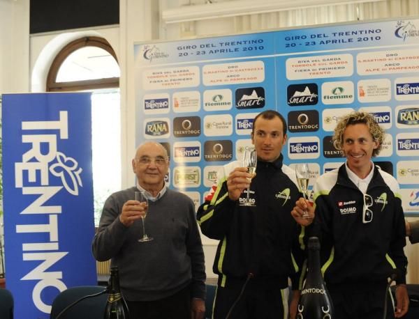 Ivan Basso and Franco Pellizotti (Liquigas-Doimo) raise a glass to the Giro del Trentino