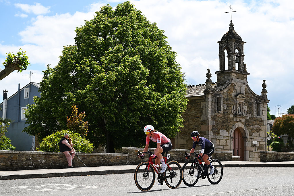 La Vuelta Femenina stage 4 LIVE: A two rider breakaway leads early in the stage 
