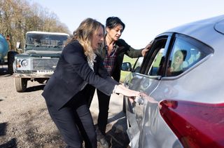 Nicola King and Moira Dingle rush to open the car door after a car crash