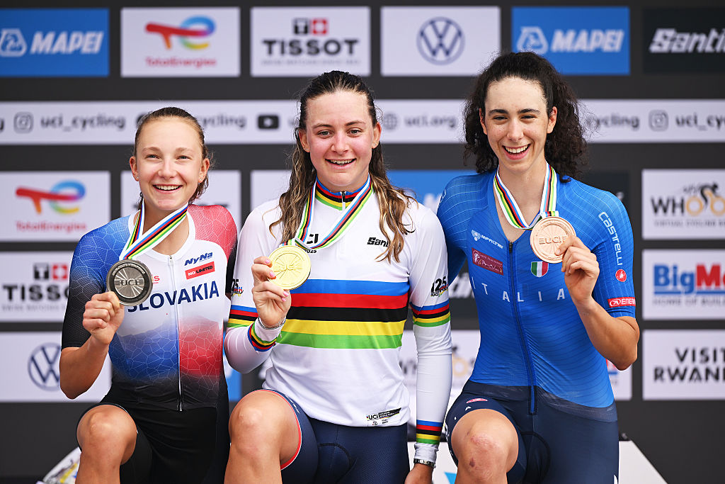 KIGALI, RWANDA - SEPTEMBER 22: (L-R) Silver medalist Viktoria Chladonova of Slovakia, gold medalist Zoe Backstedt of Great Britain, and bronze medalist Federica Venturelli of Italy, pose on the podium during the medal ceremony after the 98th UCI Cycling World Championships Kigali 2025 - Women Under 23 Individual Time Trial a 22.6km race from Kigali to Kigali on September 22, 2025 in Kigali, Rwanda. (Photo by Dario Belingheri/Getty Images)