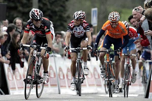 Alejandro Valverde (Caisse d'Epargne) heads for home