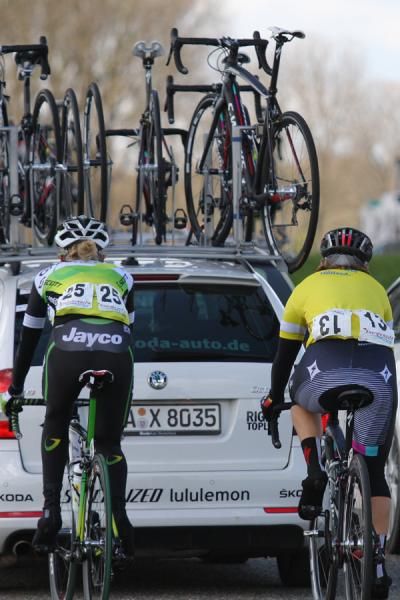 Race leader Ina Teutenberg coming back through the cars with Judith Arndt