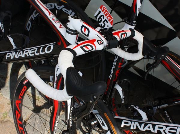 Caisse d'Epargne bikes are fitted with Pinarello's MOst Talon integrated carbon fiber bar and stem.
