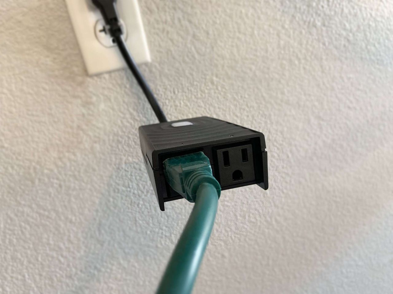 Meross Outdoor Smart Wifi Plug Plugged In