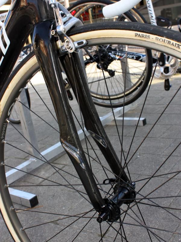 The Project Black fork blades are more curvaceous and look to be a tad deeper front to back than the 2010 Specialized Roubaix SL2.