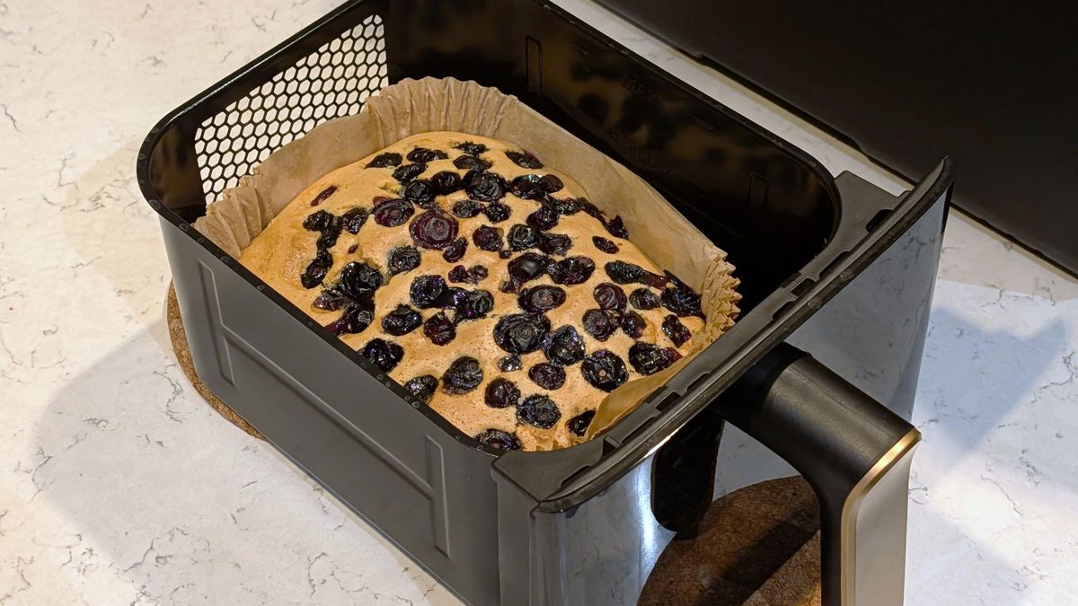 Cake cooked using Philips 4000 Series Airfryer in drawer