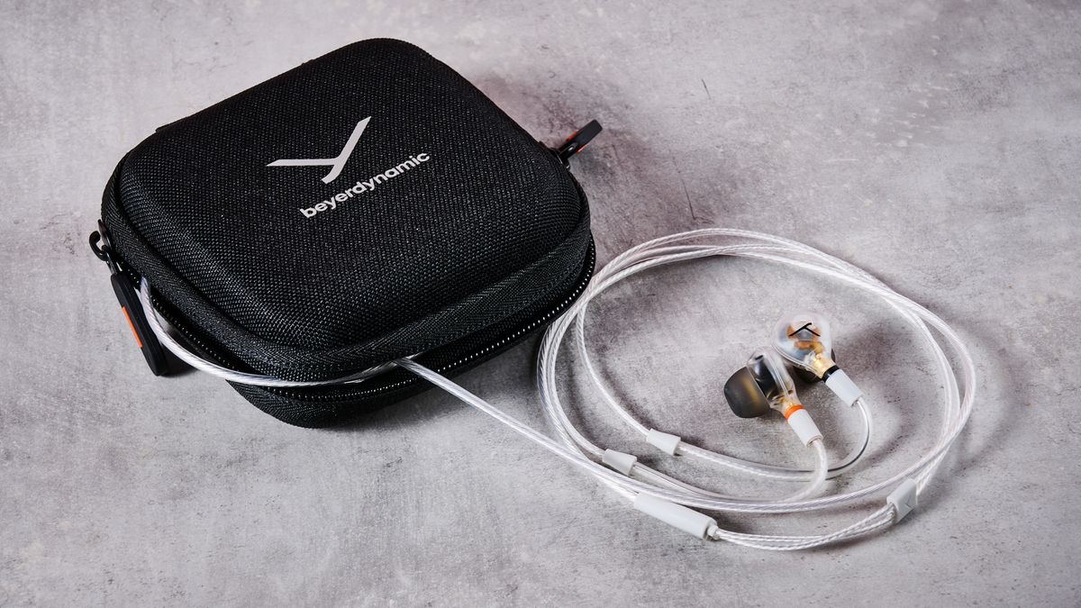 Beyerdynamic DT 30 IE earbuds with case