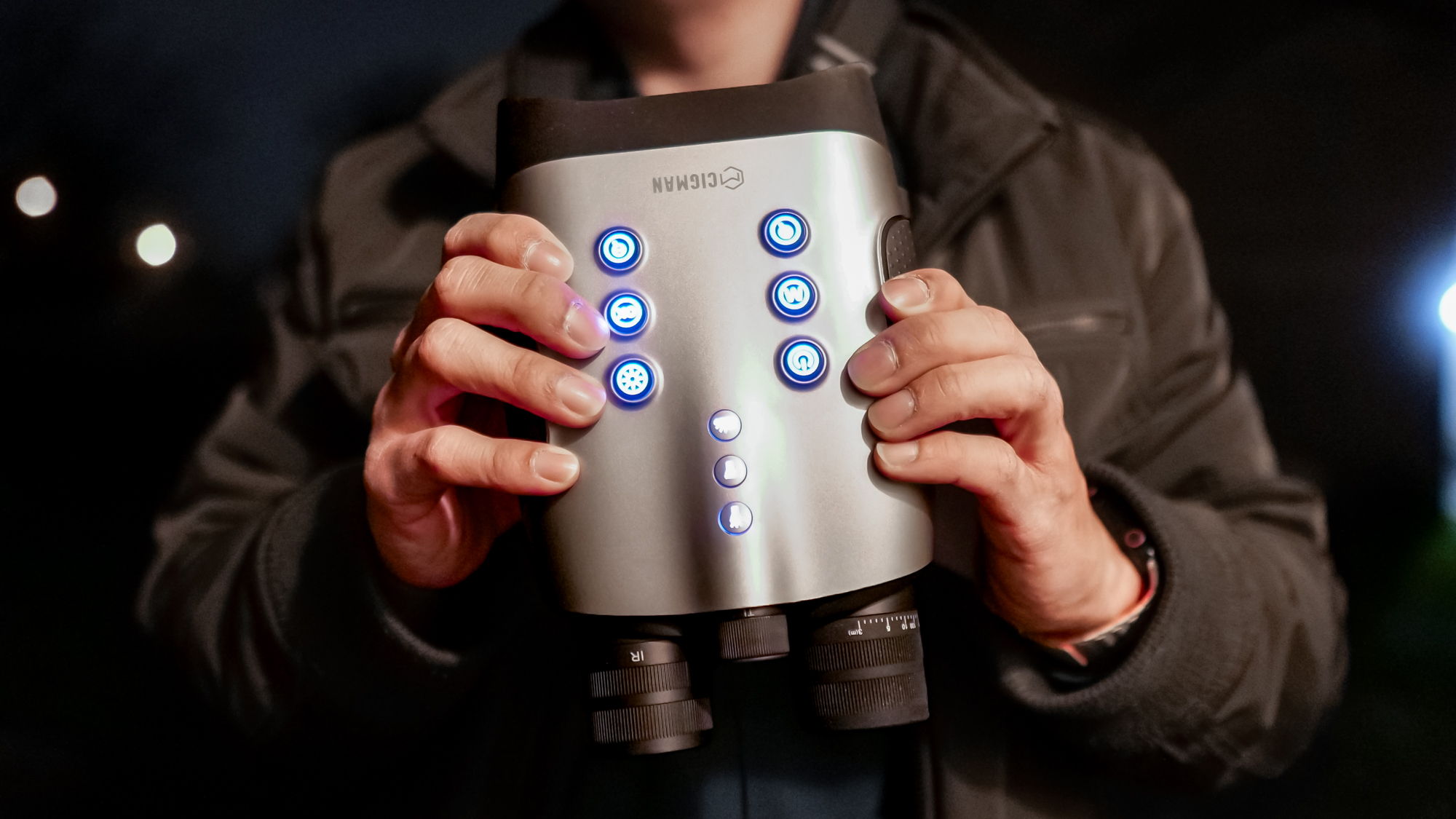 Cigman CNVPRO night vision binoculars held in the hand.