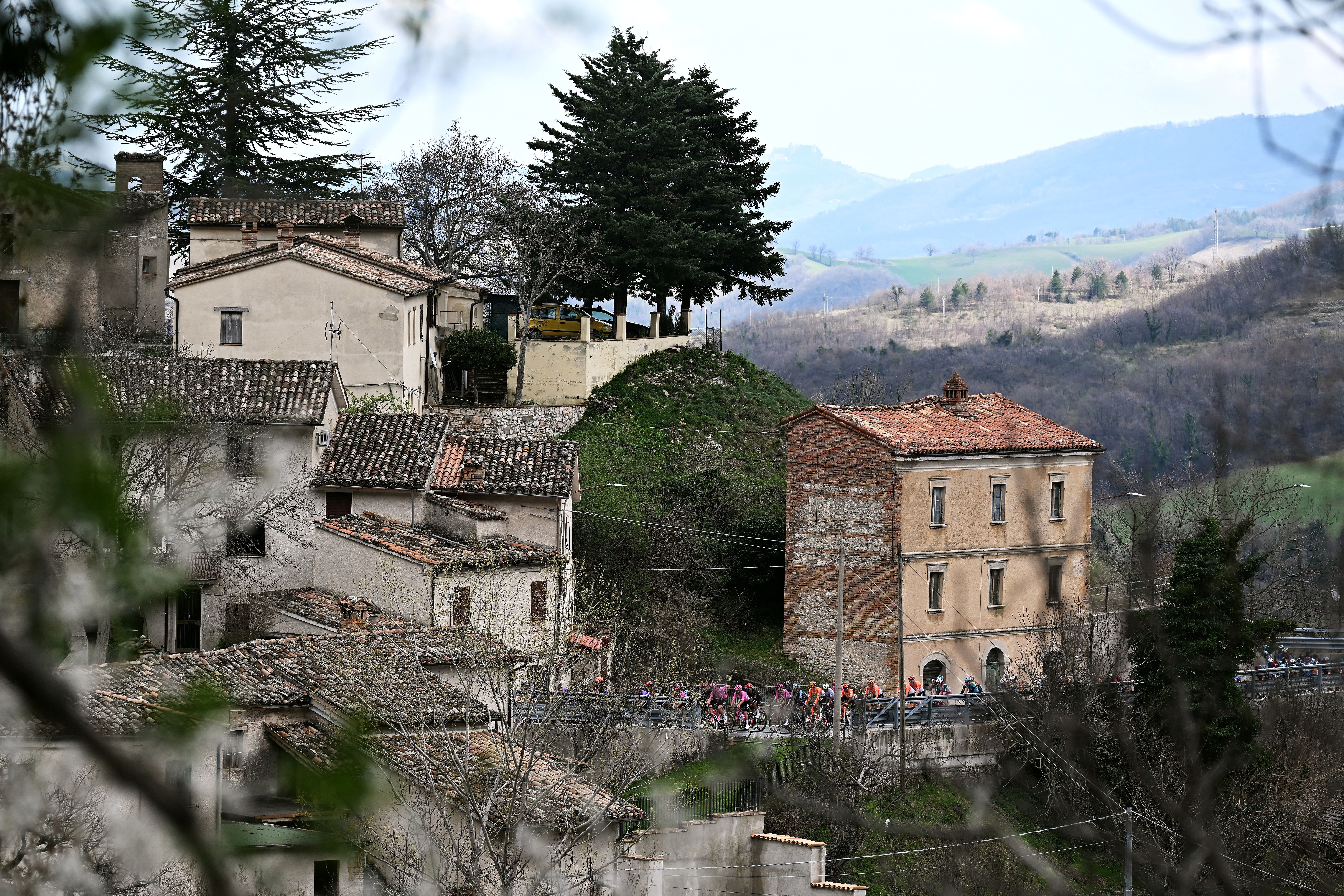 Tirreno-Adriatico stage 6 LIVE - Break of seven go over the highest point of the race