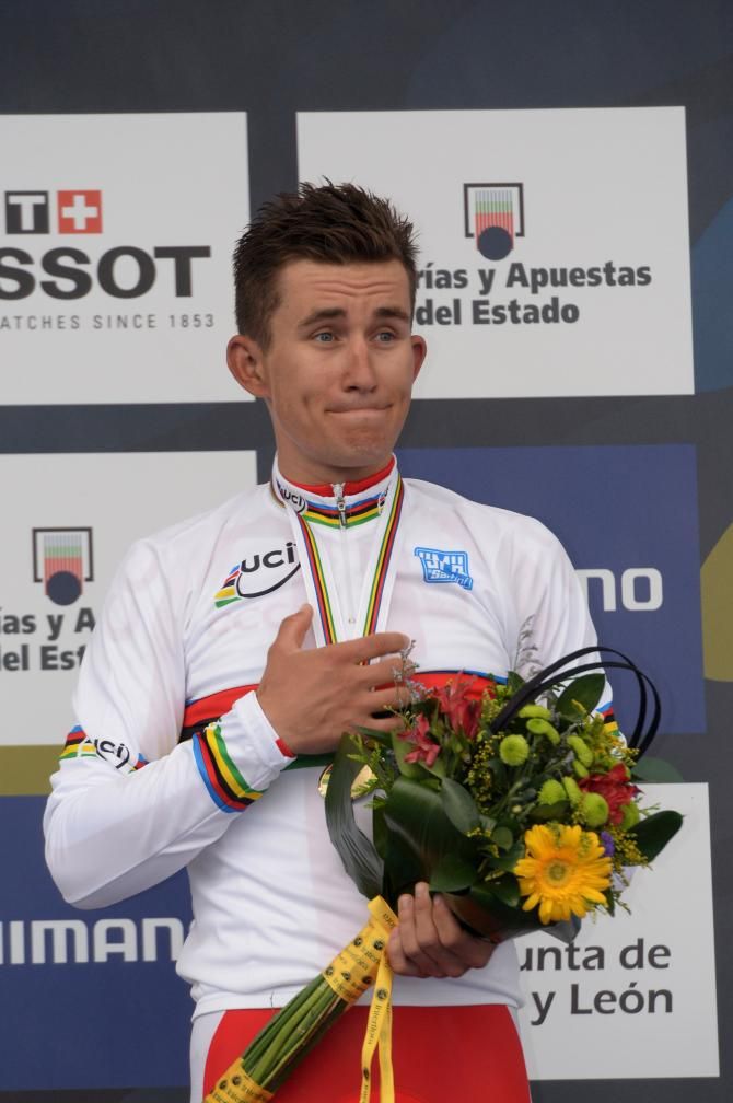 Michal Kwiatkowski (Poland) signs the Polish national anthem
