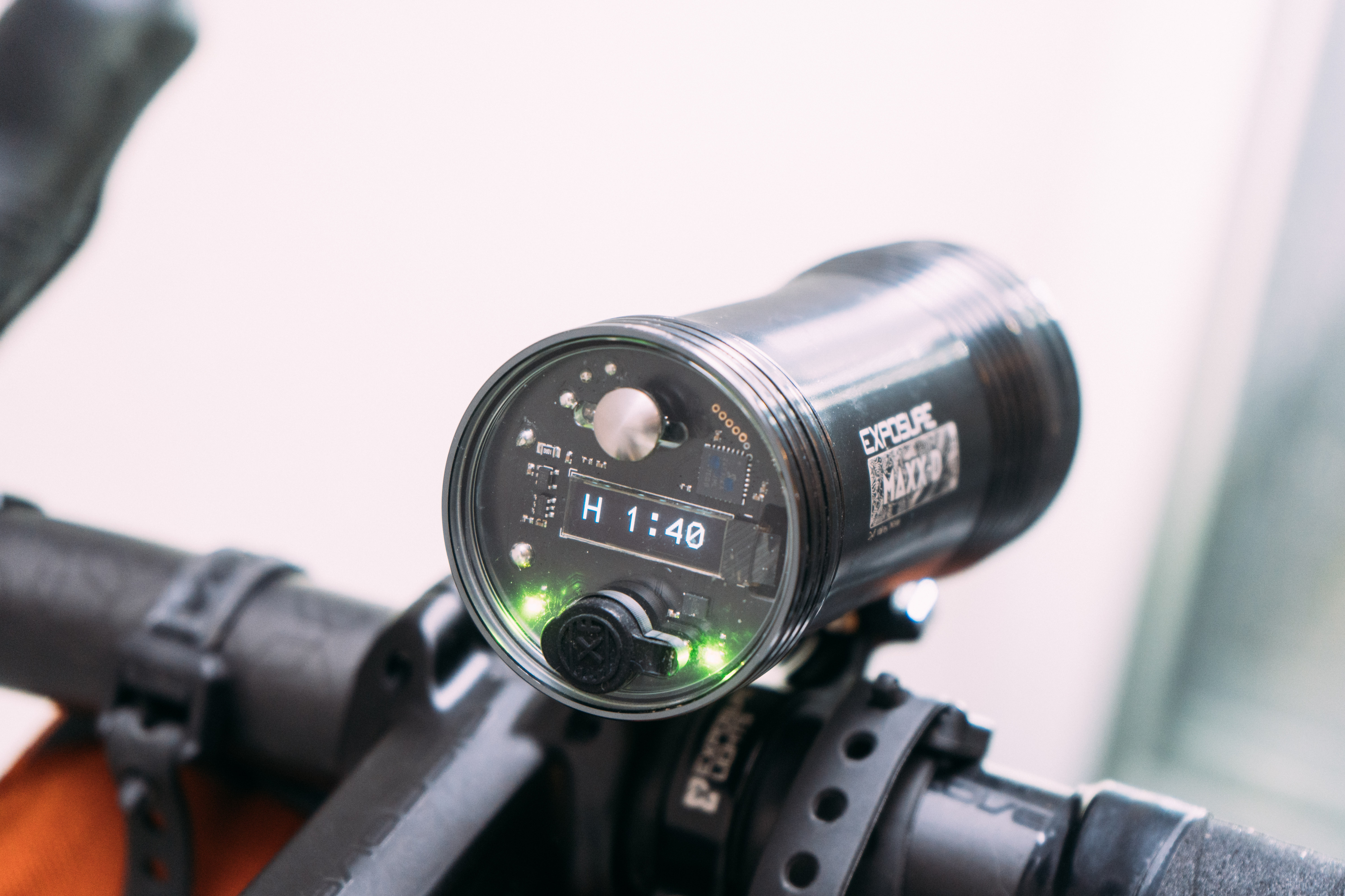 The rear LED screen of a large silver bike light showing the remaining burn time