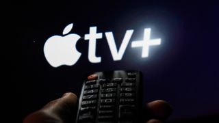 La télécommande du téléviseur est vue avec le logo Apple TV+ affiché sur un écran