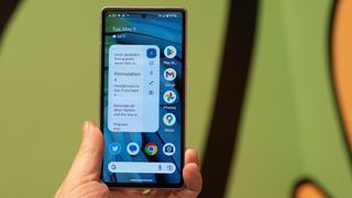 Téléphone Google Pixel 7a montrant des écrans, une caméra et Android 13