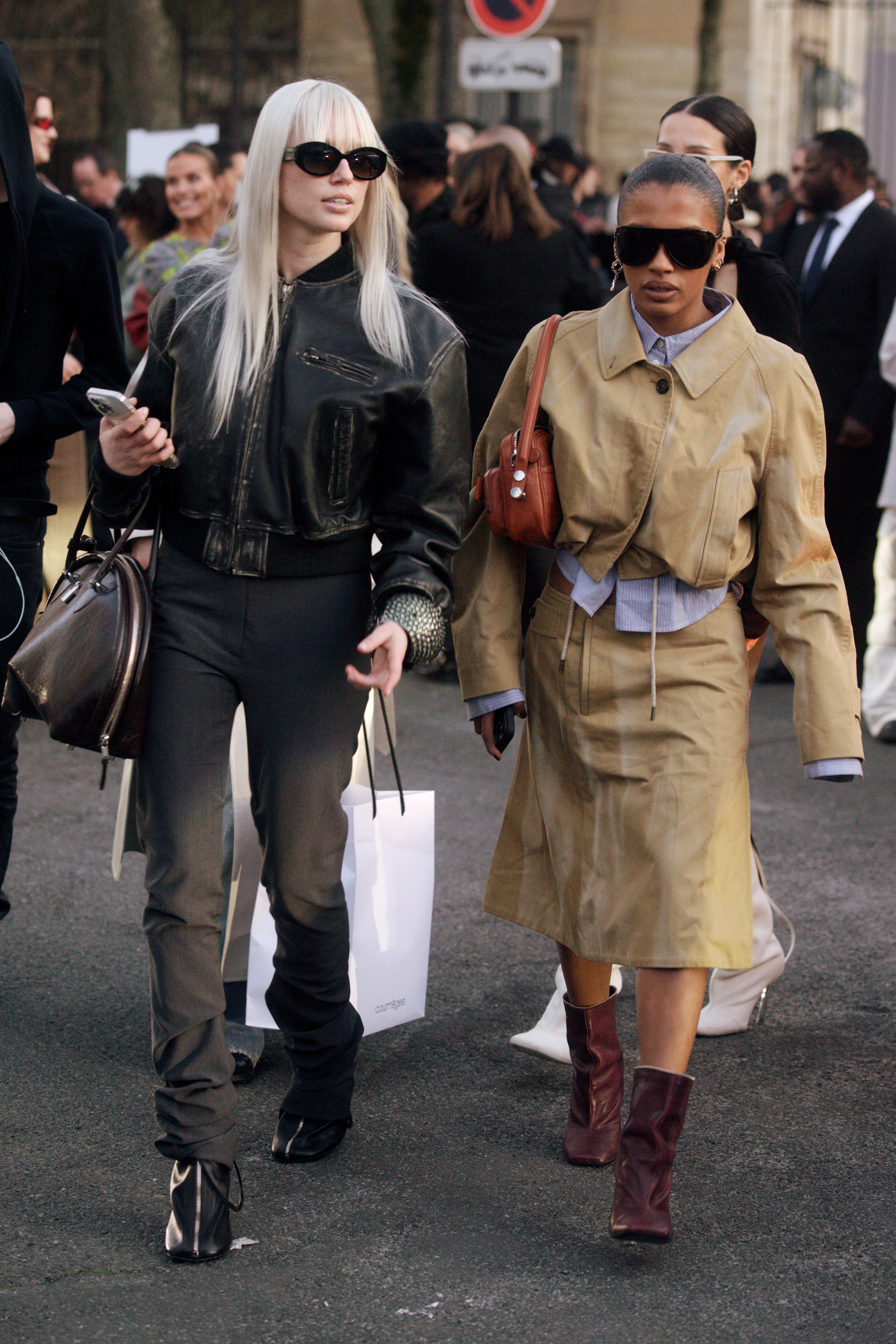 Mulher usando estilo de rua na Paris Fashion Week.