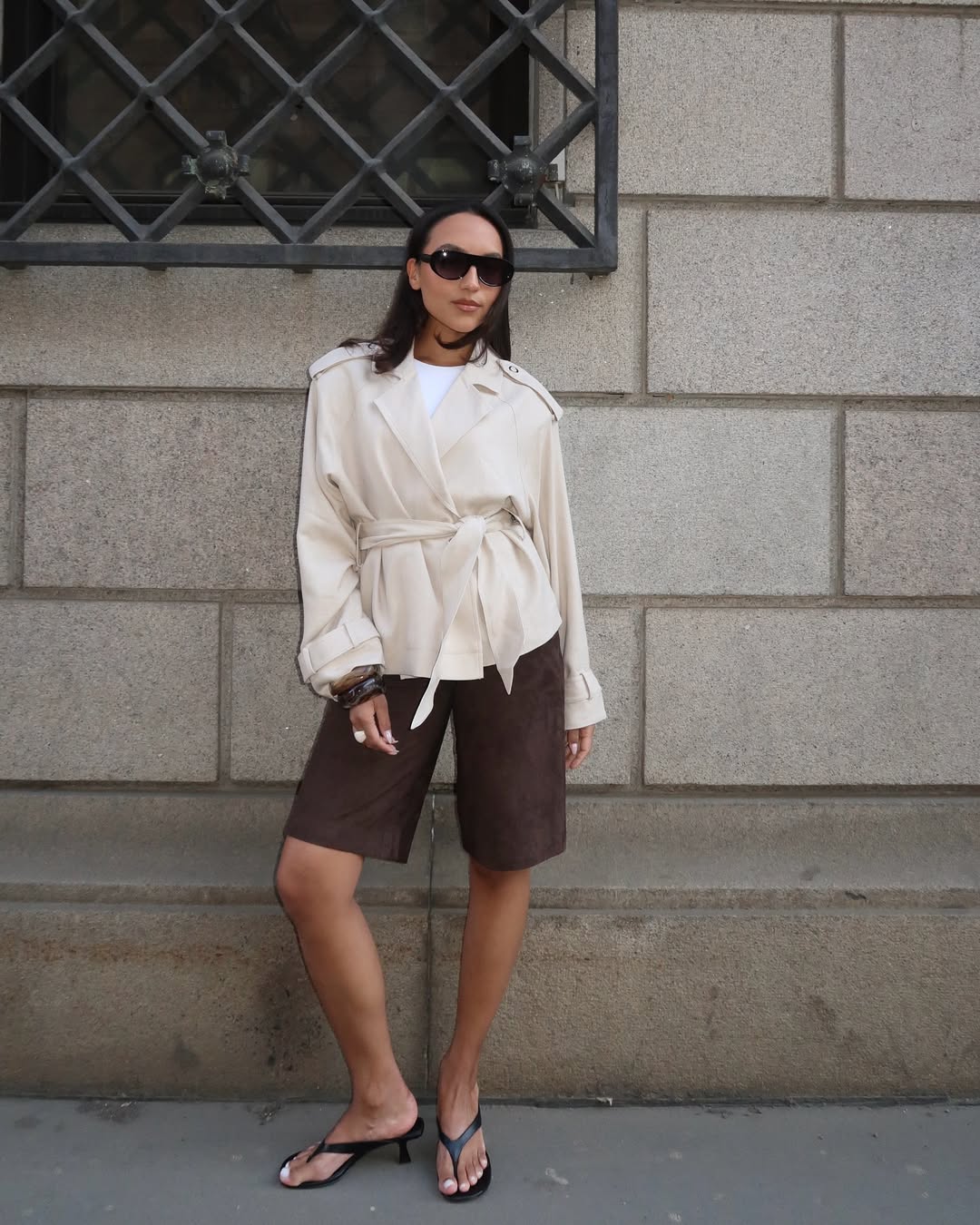 Simple Summer Outfits: @ingridedvinsen wears a linen jacket with Bermuda shorts