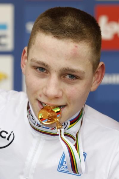 Mathieu van der Poel with his gold medal