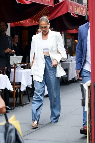 Jennifer Lopez trug einen Blazer und Jeans